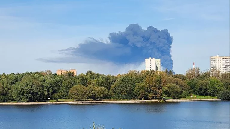 Крупный пожар произошел на складе стройматериалов в Подмосковье