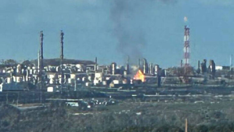 На нефтезаводе в Уфе начался пожар после того, как охрана сбила БПЛА