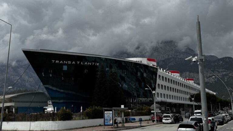 Mash: потолок обрушился в пятизвездочном турецком отеле с российскими туристами