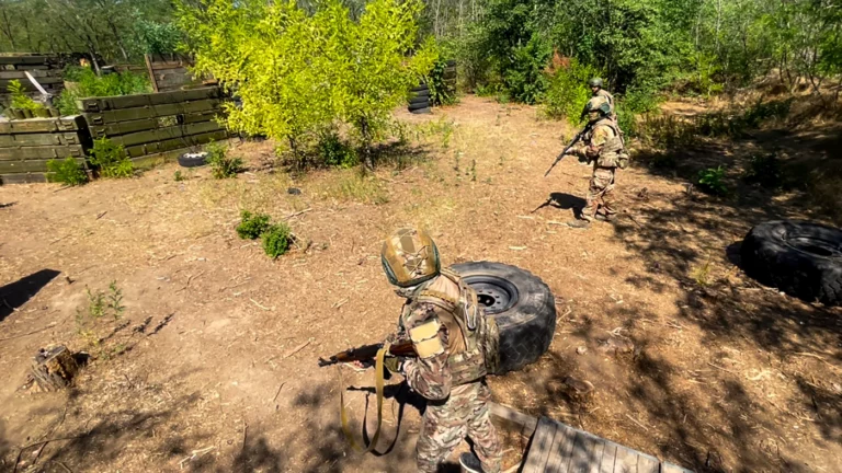 «С любого вида оружия, братан»: как устроен экспериментальный полигон для новобранцев СВО