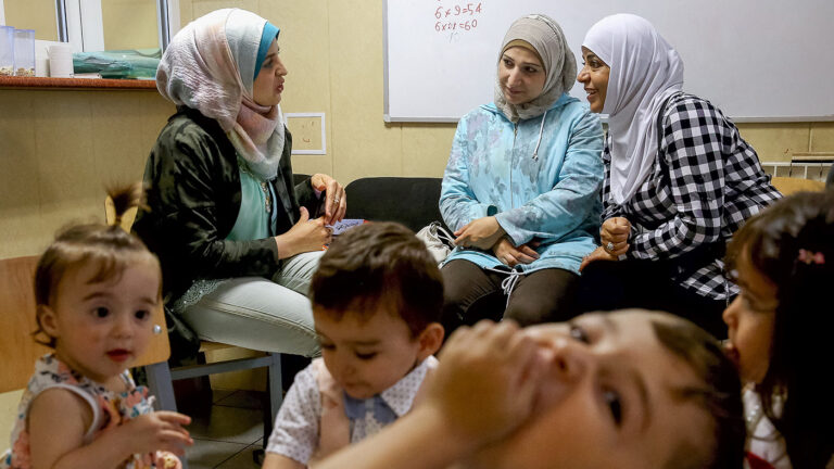 «При чем здесь дети»: Володин поддержал запрет семьям мигрантов селиться в России