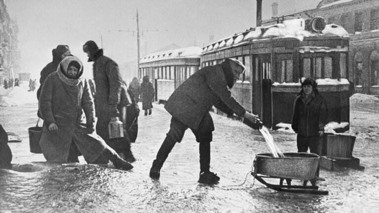 Очередь за водой у водопроводного люка на Звенигородской улице во время блокады города немецко-фашистскими захватчиками в годы Великой Отечественной войны, Ленинград, СССР