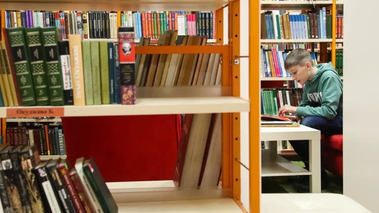 Стало известно, сколько книг современные школьники читают за лето