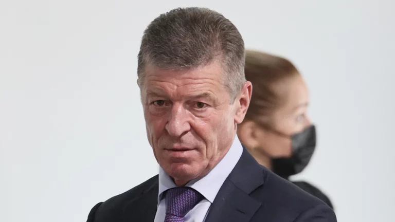 Бывший десантник и начальник Медведева: что известно о покидающем Кремль Козаке