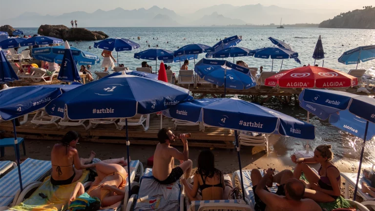 Россияне оказались самыми многочисленными интуристами в Турции