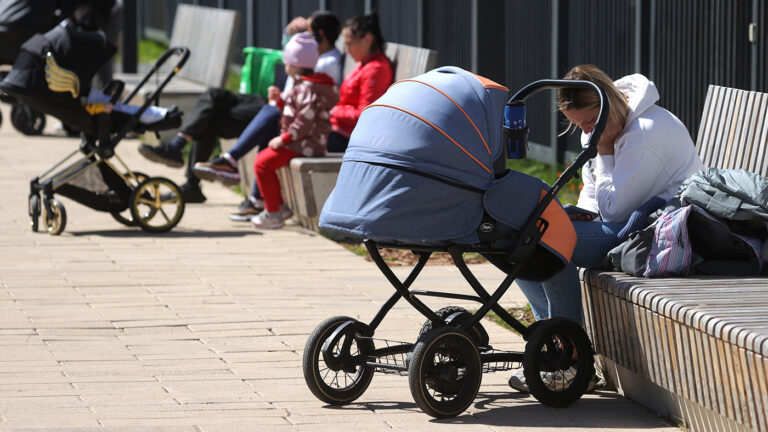 Россиянам с несколькими работами будут по-новому платить больничные и декретные