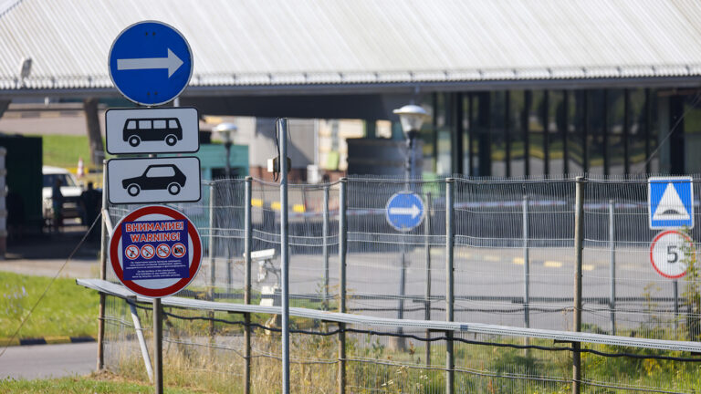 Власти Эстонии объявили о продаже оставленных на российской границе автомобилей