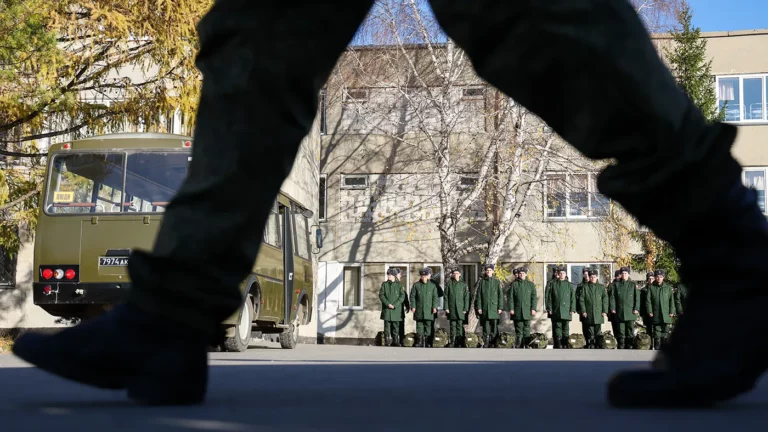 Путин поручил призвать 135 тысяч срочников с 1 октября