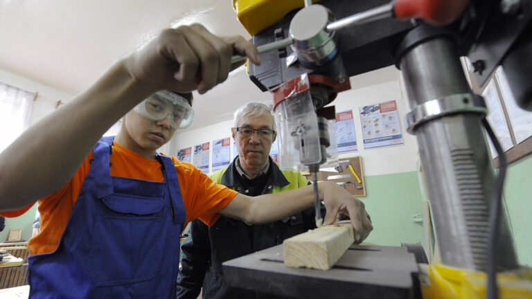 Провалившие ОГЭ школьники смогут бесплатно получить специальность