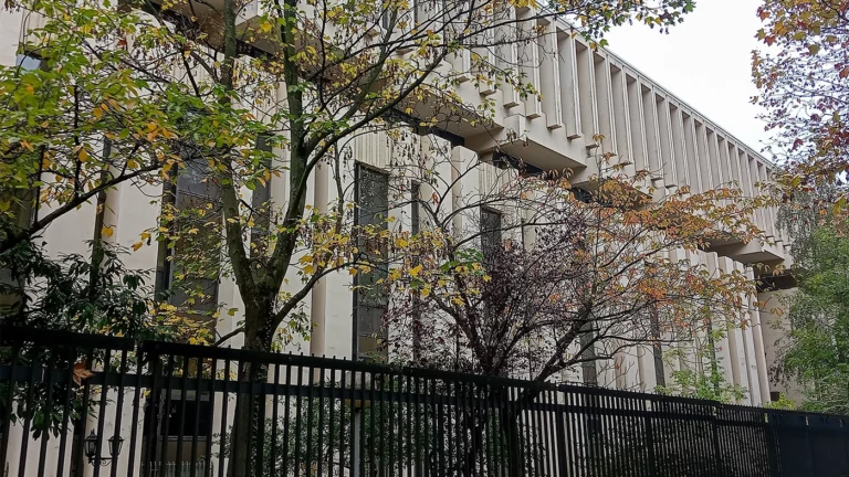 В посольстве России во Франции сообщили о мерах безопасности на фоне протестов