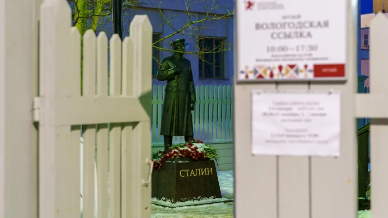 Памятник Сталину на территории филиала Вологодского государственного музея-заповедника «Вологодская ссылка»