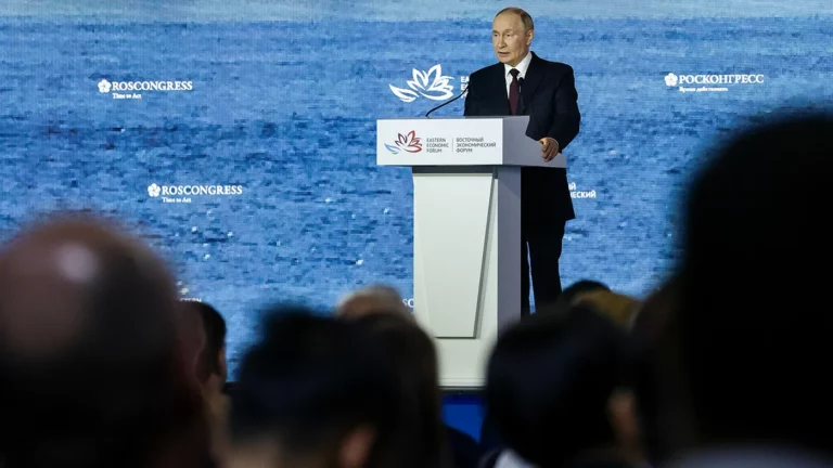 Борьба с инфляцией и роль российского «медведя»: о чем говорил Путин на ВЭФ