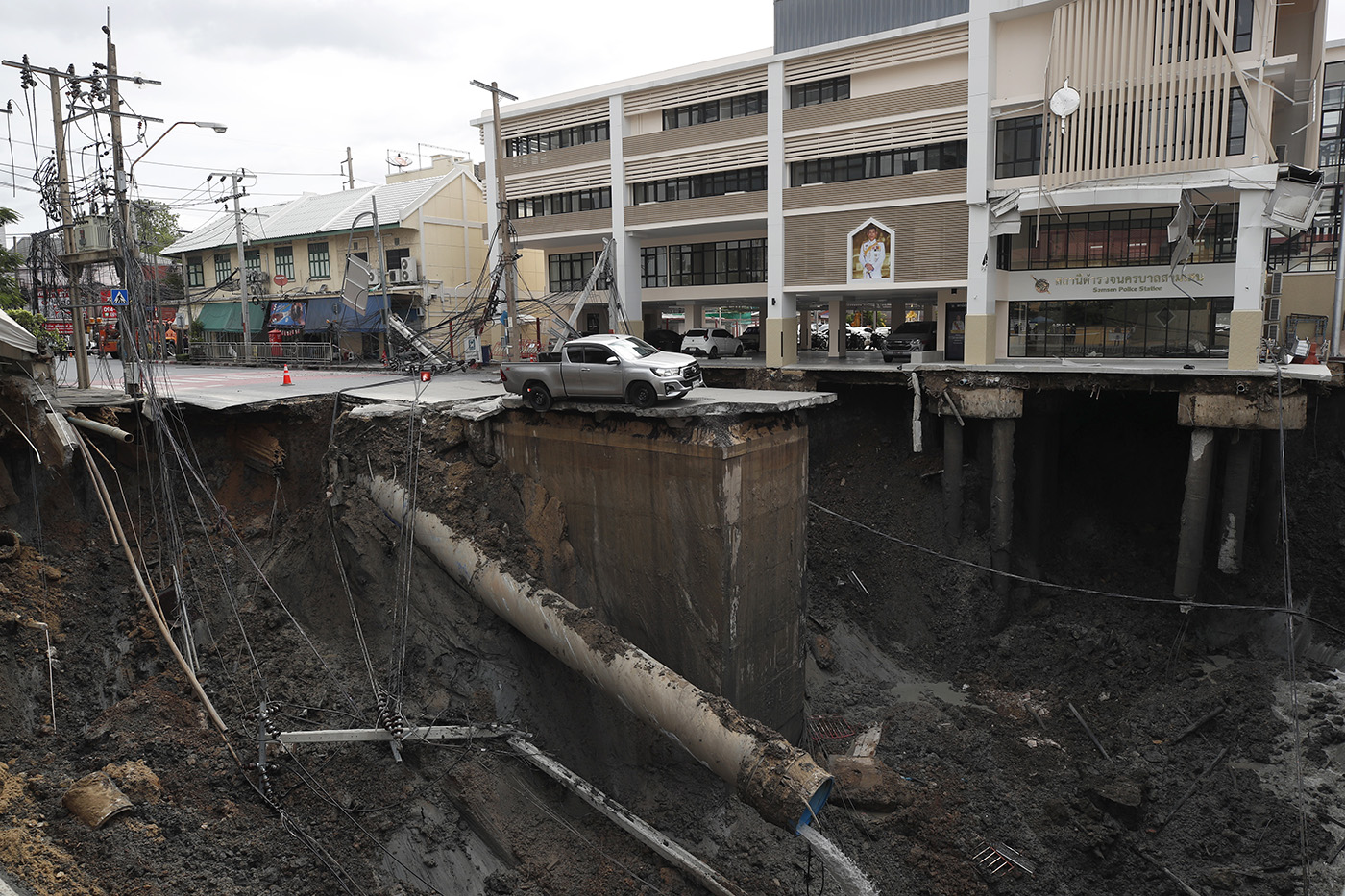 Масштабный обвал грунта перед больницей Ваджира в Бангкоке. Фото дня