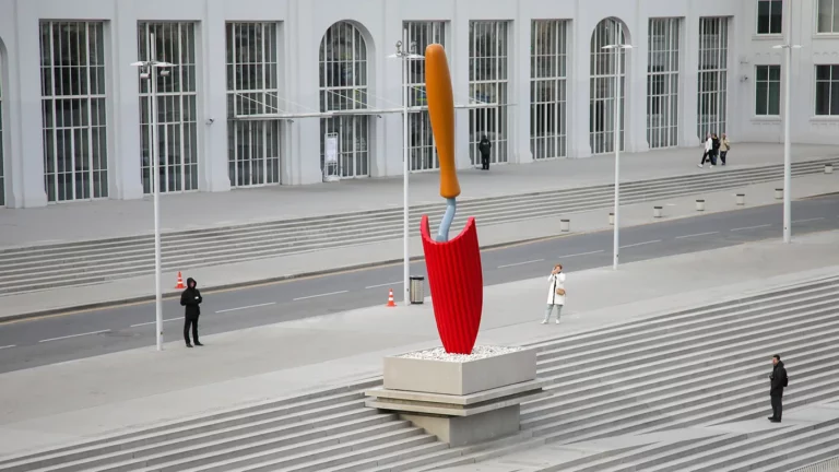 Возле ГЭС-2 появился новый арт-объект — «Садовая лопатка»