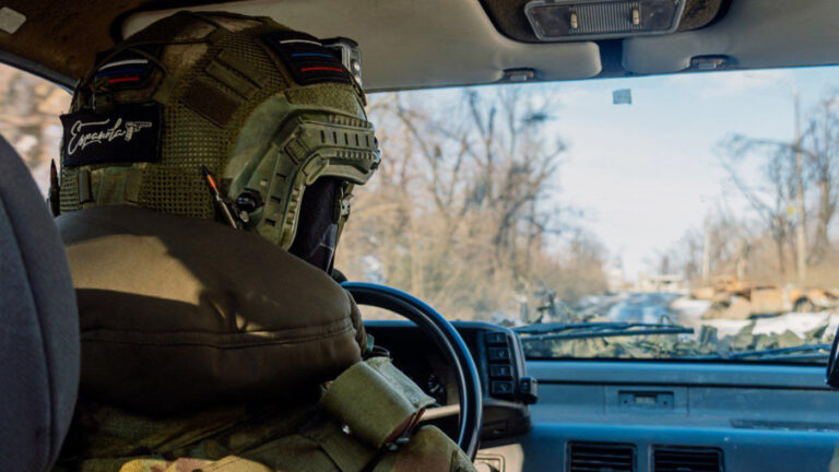 «Матери его тело привезут»: как бойцы Рембата под дронами выносят погибших с поля боя