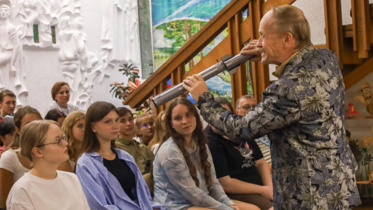 Экстрасенс из Госфильмофонда рассказал детям в «Орленке», почему американцы не летали на Луну