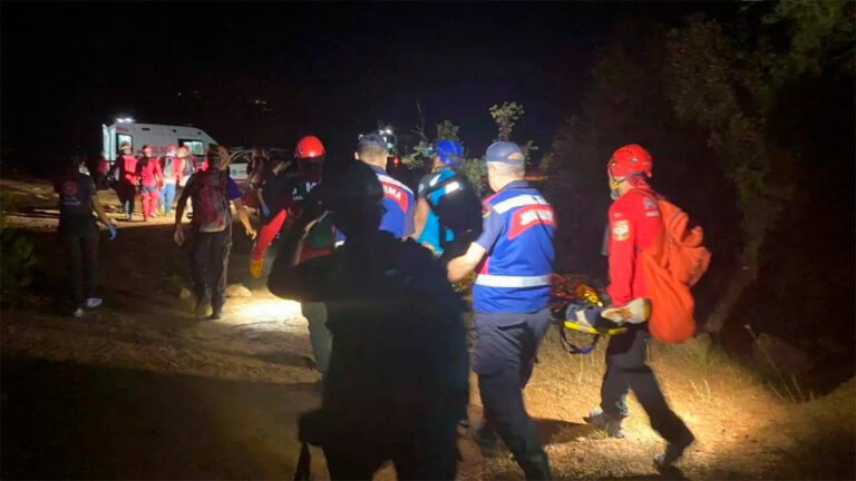 В Аланье спасли российских подростков после падения на скалы