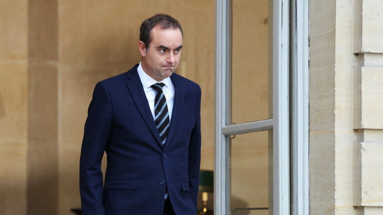 Самый «недолговечный» премьер Франции ушел в отставку