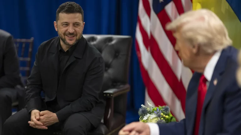 Президент США Дональд Трамп принимает участие в двусторонней встрече с президентом Украины Владимиром Зеленским