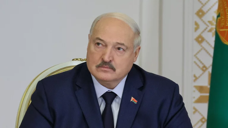 Лукашенко пообещал «бахнуть» по врагам в «кованых сапогах»