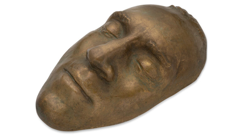 Посмертная память на продажу: зачем собирают и покупают маски мертвых