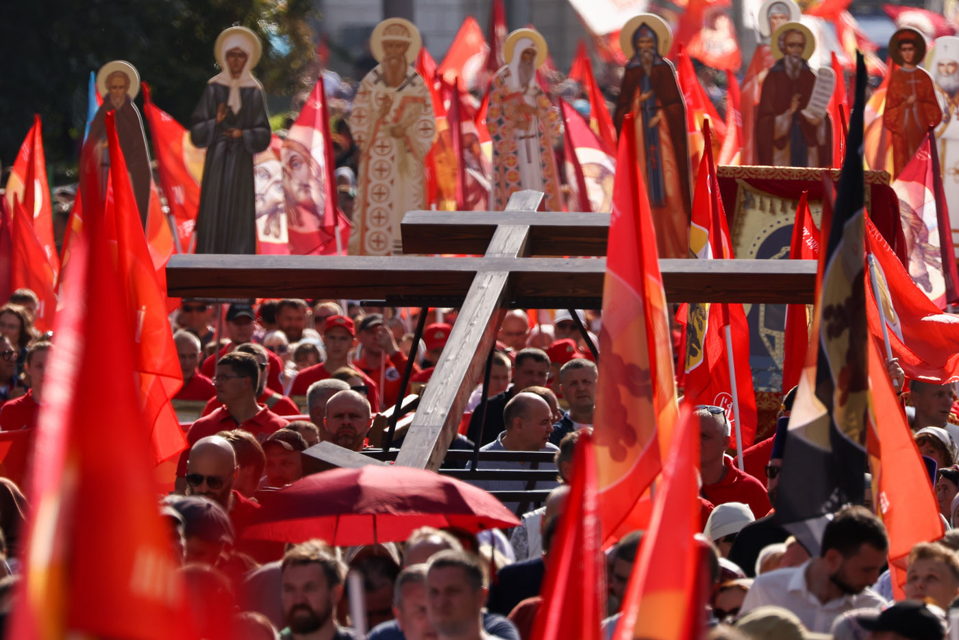 Люди во время общегородского крестного хода во главе с патриархом Московским и всея Руси Кириллом в рамках празднования Собора Московских святых, Москва, Россия, 7 сентября 2025 года