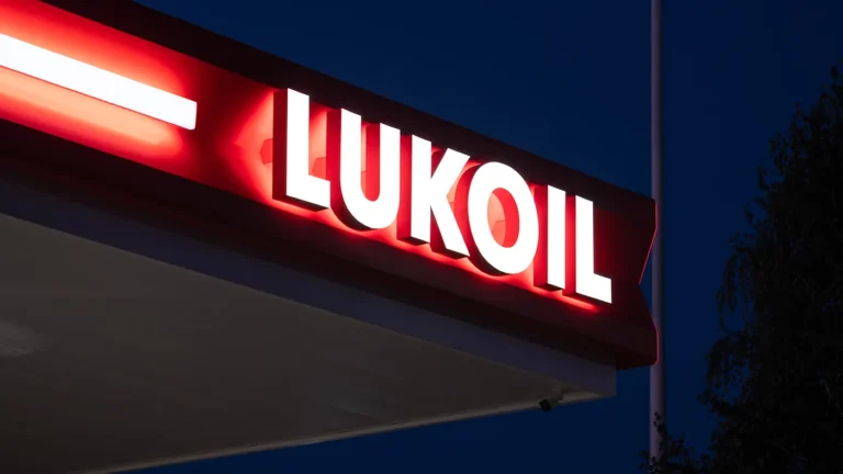 Стало известно, кто покупает зарубежные активы «Лукойла»