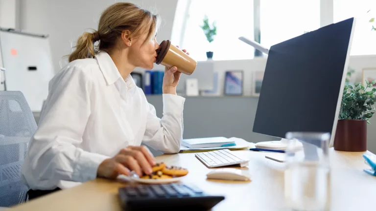 Лучший напиток от вреда сидячей работы: что обнаружили ученые