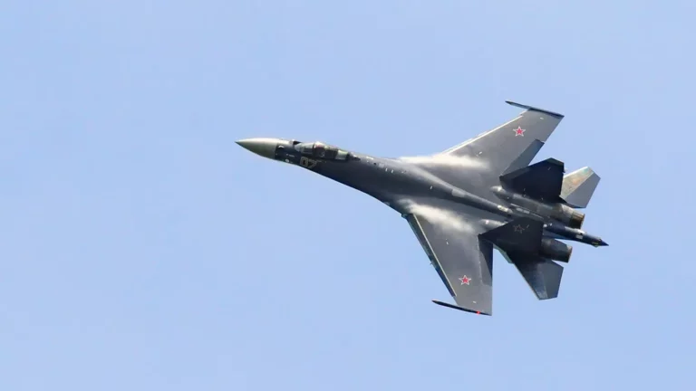 Архивное фото. Истребитель Су-35