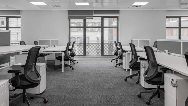 Сидячая работа: чем опасно сидеть больше 6 часов в день