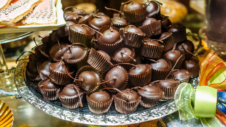 Маркетплейсам могут запретить продавать конфеты с коньяком и ликером из-за детей