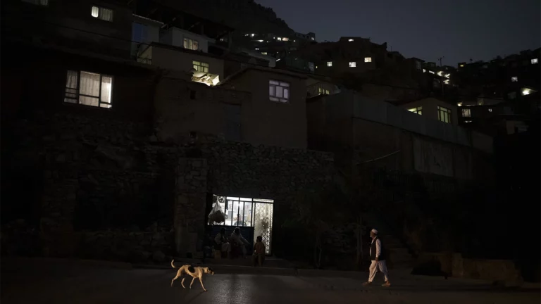 «Эти ребята дежурят до шести»: как афганцы обходят запреты талибов