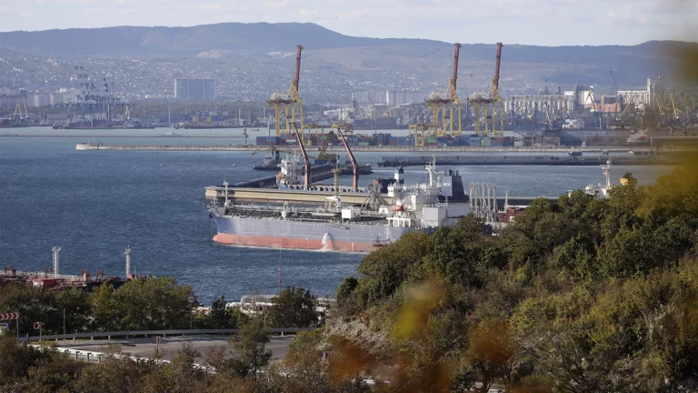 Нефтяной танкер пришвартован на нефтеперерабатывающем комплексе «Шесхарис», входящем в состав АО «Черномортранснефть», дочерней компании ПАО «Транснефть», в Новороссийске. Архивное фото