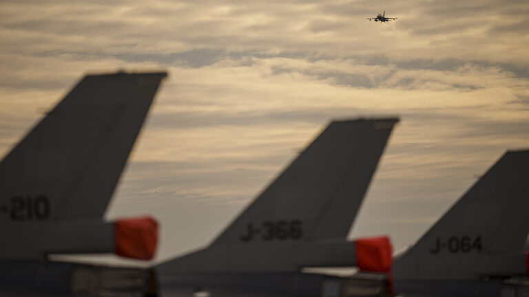 Стало известно о планах НАТО разрешить сбивать российские самолеты