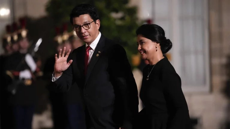 Президент Мадагаскара покинул страну на фоне «революции зумеров»