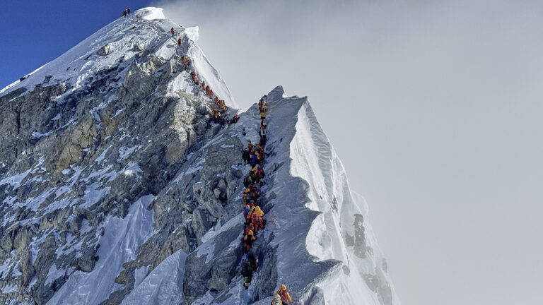 Очередь альпинистов вблизи вершины Эвереста. Архивное фото