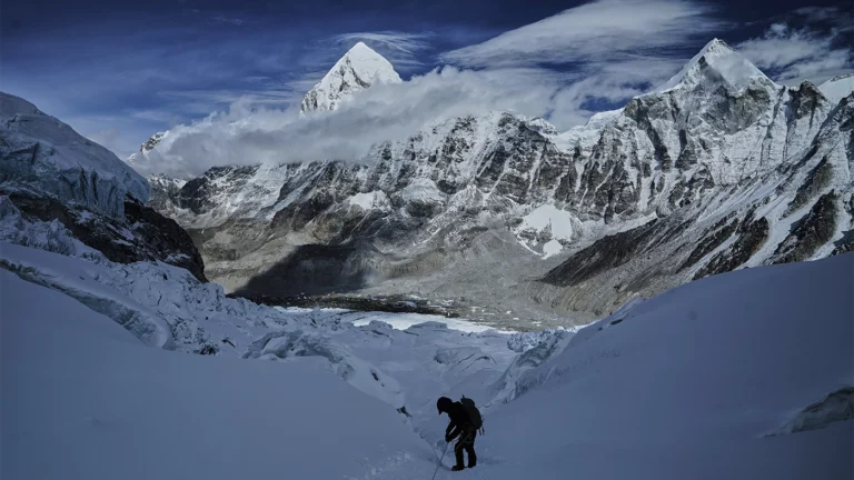 В Гималаях погиб один из туристов, застрявших на склоне при восхождении на Эверест
