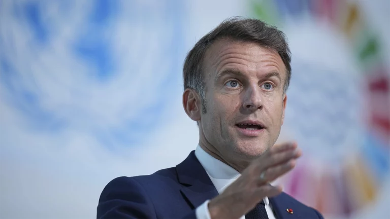 После краха нового правительства Макрон может распустить парламент