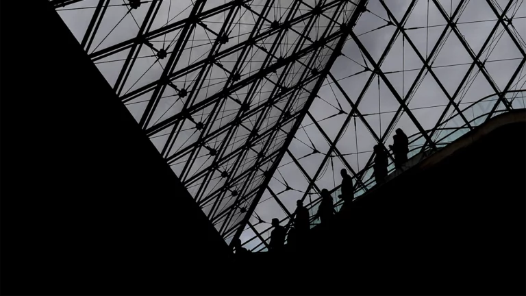 Воры с бензопилами украли из Лувра сокровища Наполеона: им невольно помогли рабочие