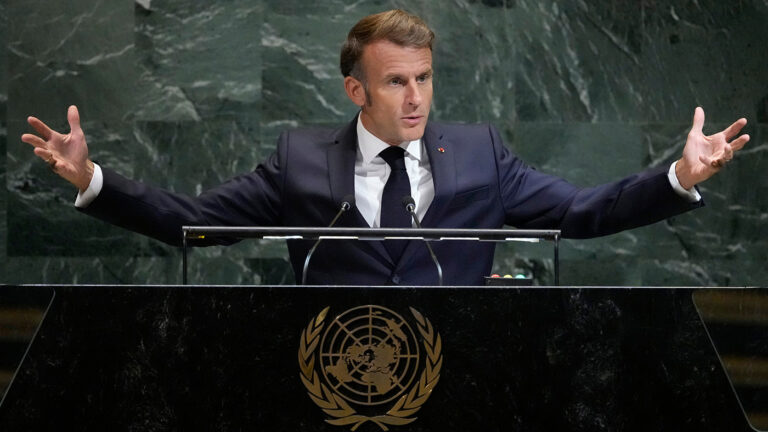 Politico: в ЕС обсуждают политический закат президента Франции Макрона