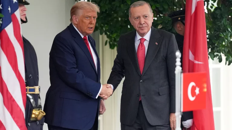 Архивное фото. Президент США Дональд Трамп (слева) приветствует президента Турции Реджепа Эрдогана в Белом доме