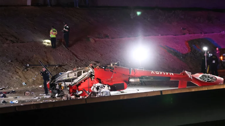 Медицинский вертолет разбился на скоростном шоссе в Сакраменто