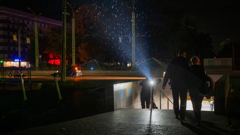 «Хватит в комфорте оставаться»: Зеленский пригрозил блэкаутом двум регионам РФ