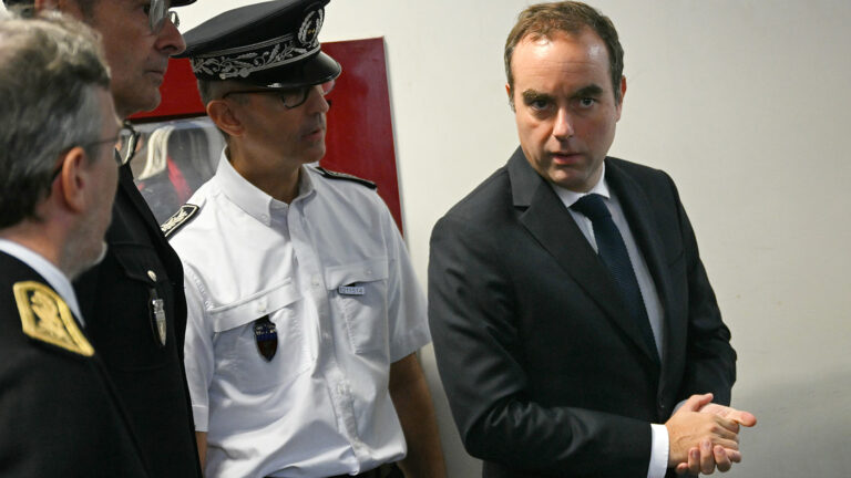 Переназначенный Макроном после отставки премьер Франции объяснил свое возвращение