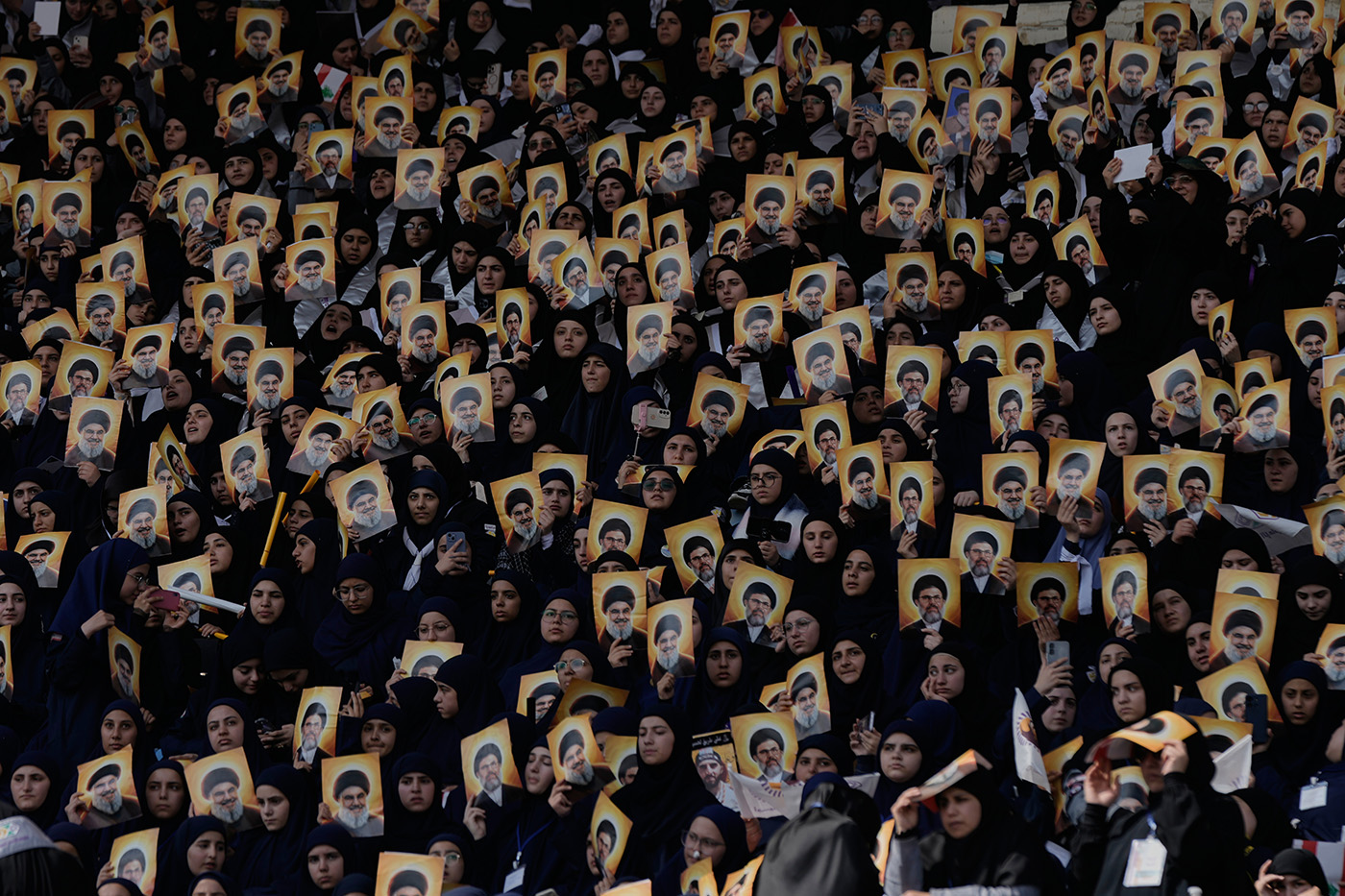 Траур в годовщину гибели лидера «Хезболлы». Фото дня