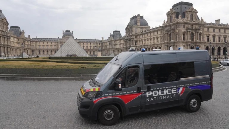 Украсть за 7 минут: появились новые подробности дерзкого ограбления Лувра