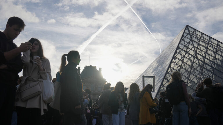 Лувр открылся через три дня после кражи драгоценностей на десятки миллионов евро