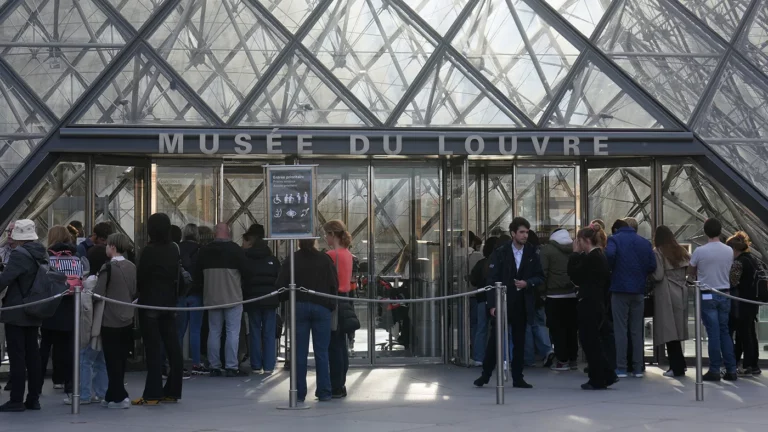 Директор Лувра придумала необычный способ защитить музей от грабителей