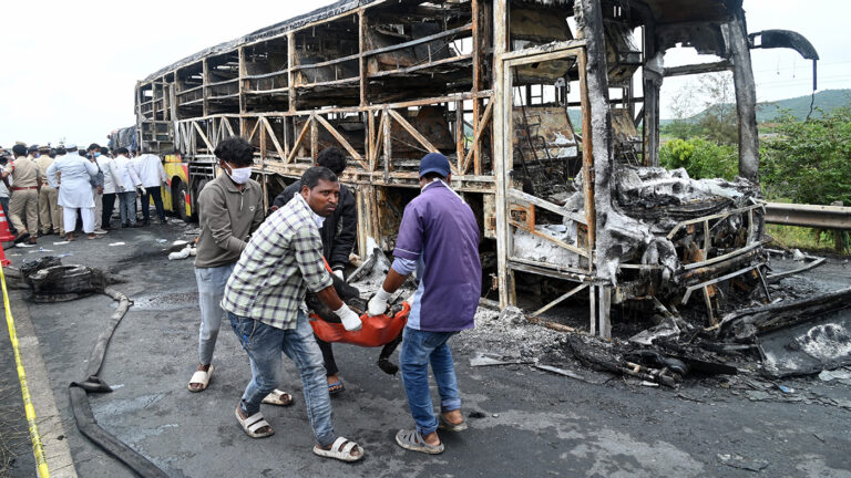 Автобус столкнулся с мотоциклом в Индии: 20 человек сгорели заживо