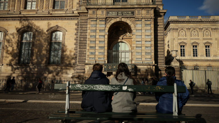 Пойманы двое подозреваемых в ограблении Лувра